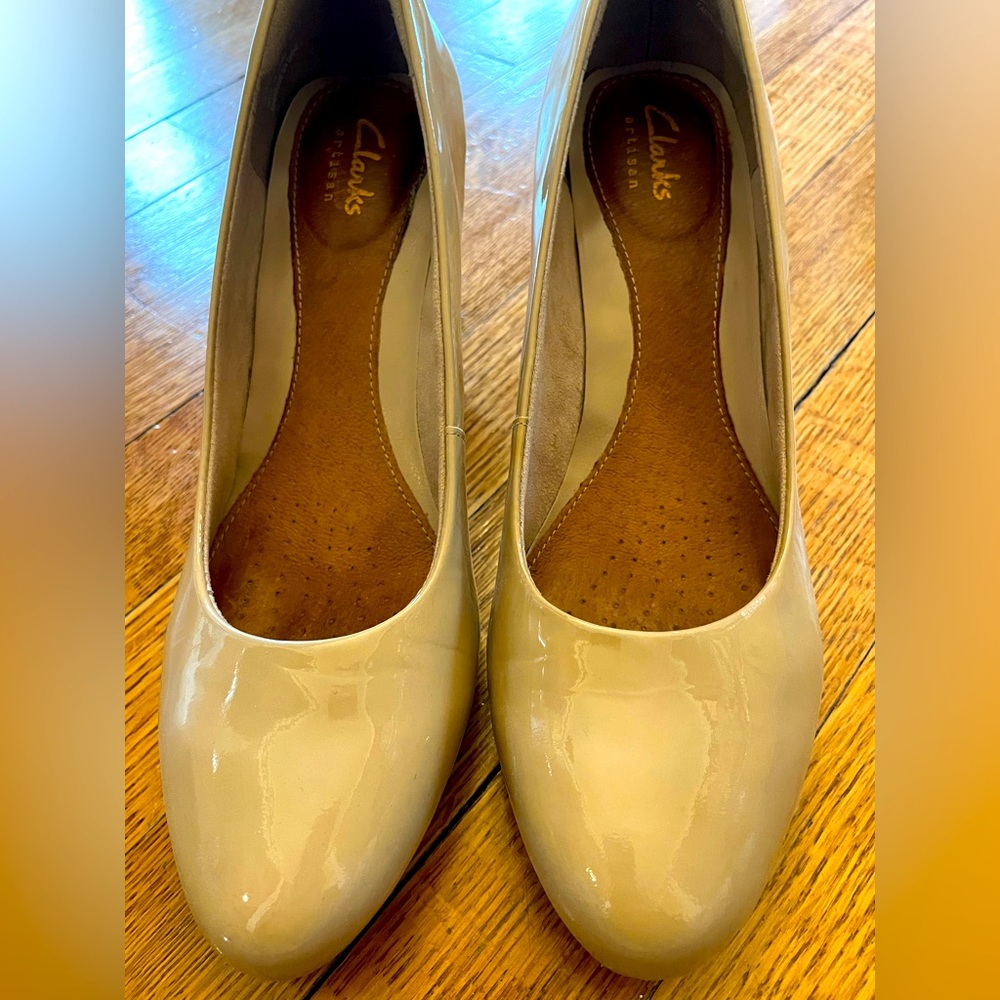 Women’s size 8 Clarks patent pumps. Like new condition.  Color Nude.